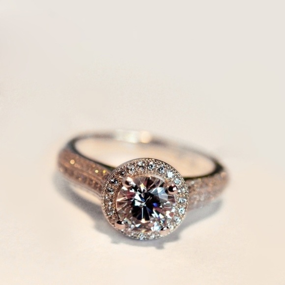 Gorgeous Round Cut Engagement Ring - Picture 1 of 5
